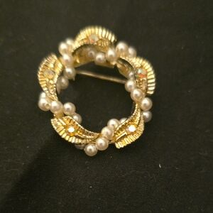Elegant Gold and Pearl Brooch